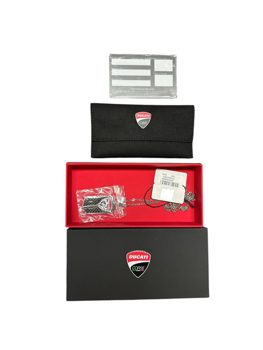 Ducati Halskette Scudetto aus Edelstahl in der Farbe Silber mit Karbonfaser-Inlay